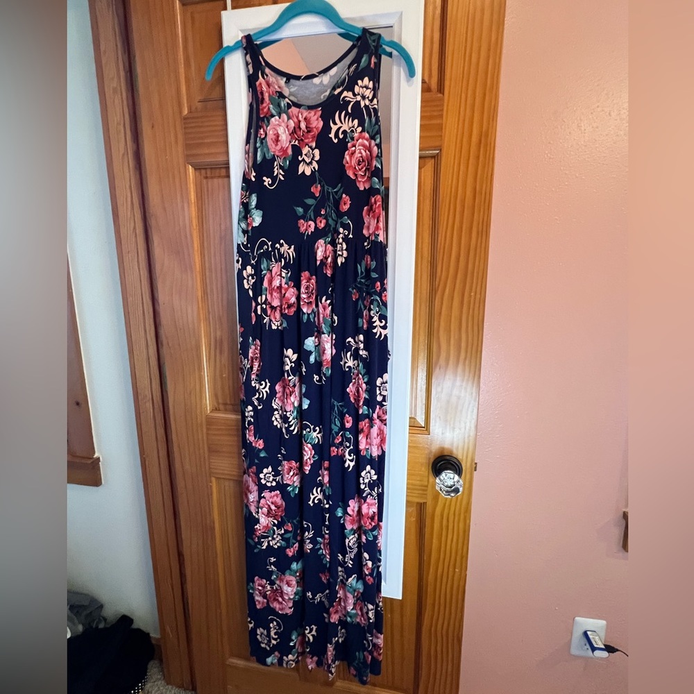 Women’s Xl flowered dress with pockets.